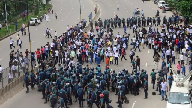 বিক্ষোভকারীদের ঘিরে পুলিশের সতর্ক প্রহরা।