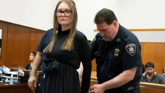 Anna Sorokin sendo algemada depois de ouvir a sentença numa corte em Nova York em 09/05/2019
