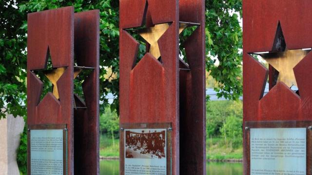 博物纪念馆场外的三个石柱是为了纪念《申根协定》的创始成员国德国、法国及荷比卢。
