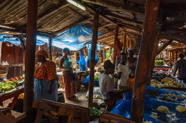 Clients et vendeurs du secteur des légumes frais du marché de Bamako