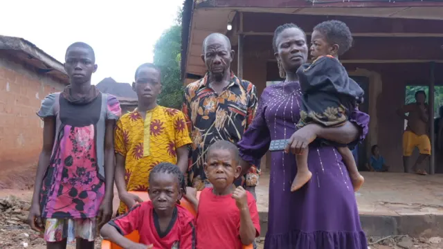 Tọkọtaya Akwuo pẹlu awọn ọmọ wọn mejeeje duro niwaju ile wọn