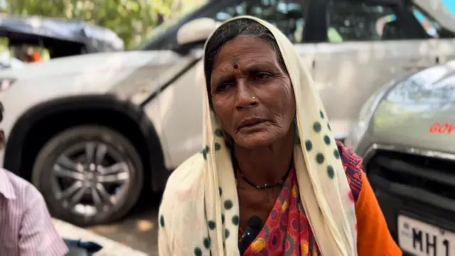 नातवाच्या जन्माची नोंद करण्यासाठी इंदूताई मुकणे धडपडतायत