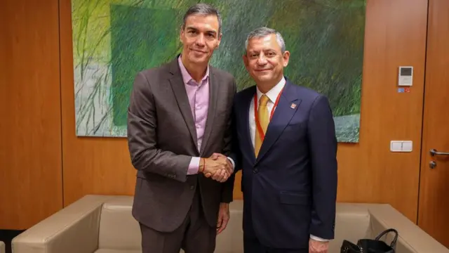 Sanchez ve Özel el sıkışıyor.