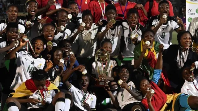 Lakotan, ẹrin ayọ gba ẹnu ikọ agbabọọlu obinrin orilẹede Ghana nilu Abidjan lẹyin ti wọn f'agba han Ivory Coast lati gba ife ẹyẹ akọkọ wọn ninu idije WAFU - West African Football.