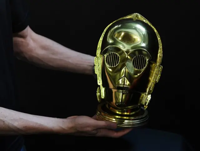 Голова андроила C3PO из "Звездных войн"