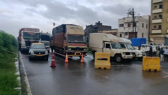 वाहनांच्या रांगा