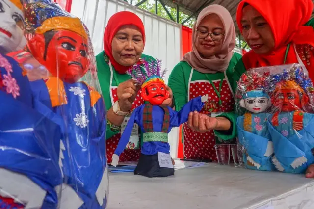 Sejumlah peserta mengikuti pelatihan membuat kerajinan ondel-ondel di Bumi Perkemahan Ragunan, Jakarta, Selasa (19/08).