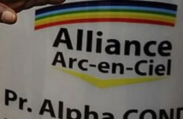 A﻿ffiche de campagne au siège du RPG à Conakry.