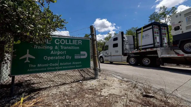 کامیونی حامل ژنراتورها که درحال وارد شدن به مرکز بازداشت جدید در روز سه‌شنبه دیده شده است 