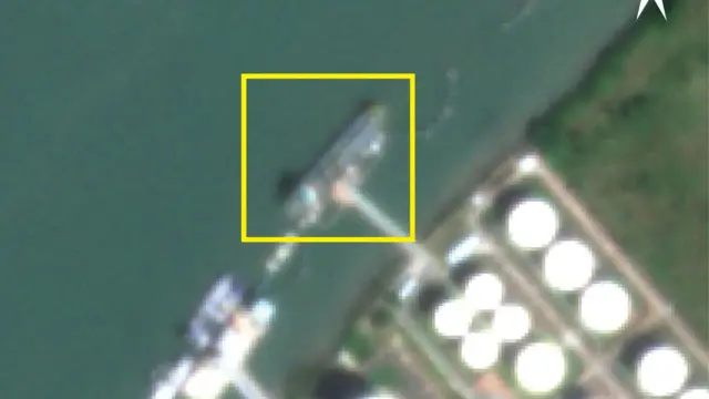 Linh Cai Mep သိုလှောင်ရုံမှာတွေ့ရတဲ့ Huitong 78 နဲ့အရွယ်အစား၊ ပုံသဏ္ဍာန်နဲ့ အရောင်တူညီတဲ့ သင်္ဘောတစ်စင်းကို ဂြိုဟ်တုကနေ ရိုက်ယူထားတဲ့ပုံ