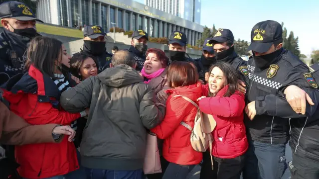 Журналисты в тисках у полиции на фоне парламента