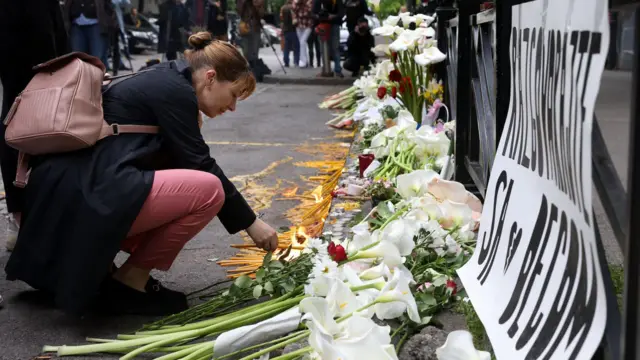 Žena polaže cveće ispred škole, nekoliko dana posle masovne pucnjave