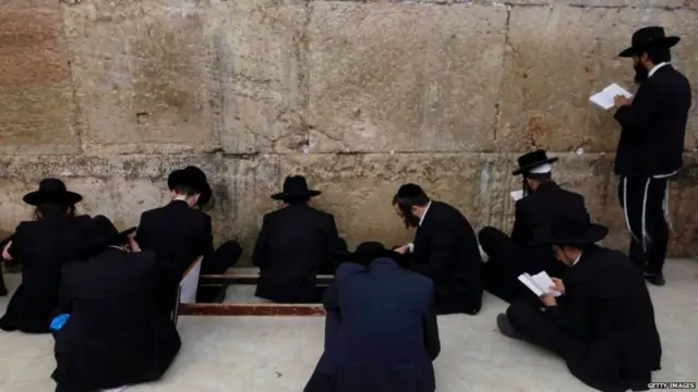 ज्यू धर्मीयांसाठी पवित्र असलेली भिंत.