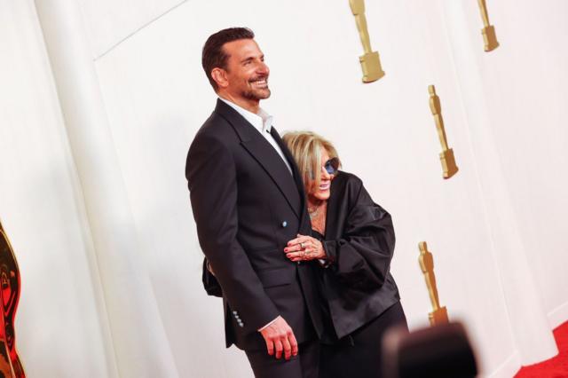 Bradley Cooper con su madre, Gloria Campano, en los Oscar.