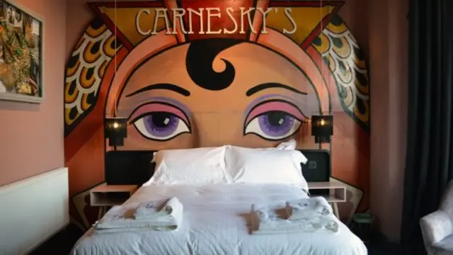 Kamar Marisa Carnesky menggunakan barang-barang dari National Fairground Archive.