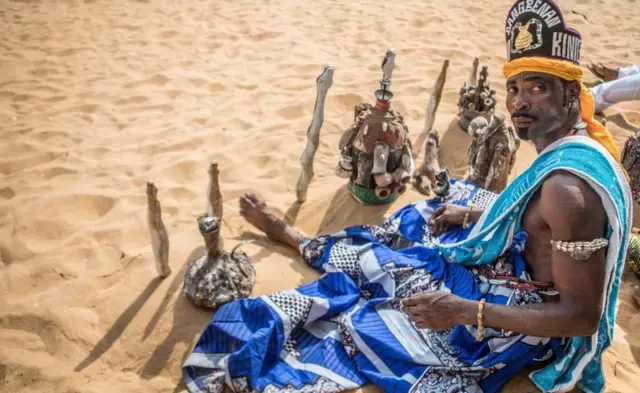 Un adepte du vaudou est vu pendant le festival du vaudou à Ouidah, au Bénin, le 10 janvier 2022.