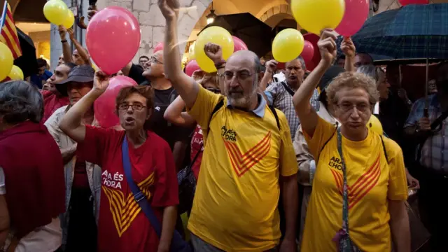 Áo mang màu cờ Catalonia