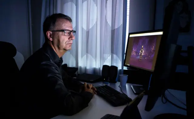 로버트가 '월드 오브 워크래프트' 화면을 바라보고 있다