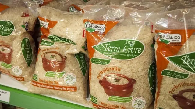 Pacotes de arroz produzido pelo MST