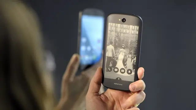 Сенсорный экран с электронными чернилами стал сенсорным лишь во второй модификации Yota Phone