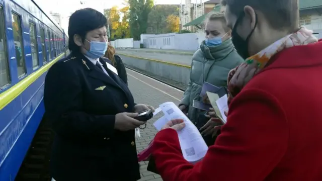 Провідниця потяга перевіряє ковід-сертифікат