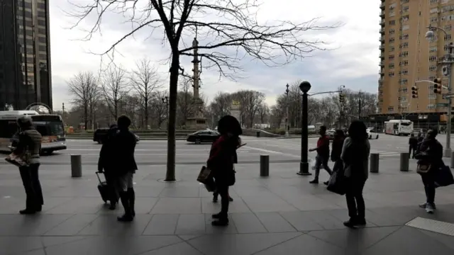 Выстроившиеся в очередь покупатели магазина Whole Foods в Нью-Йорке соблюдают принцип социального дистанцирования