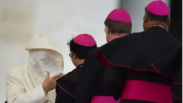 Сильный ветер во время аудиенции Папы Римского Франциска в Ватикане.