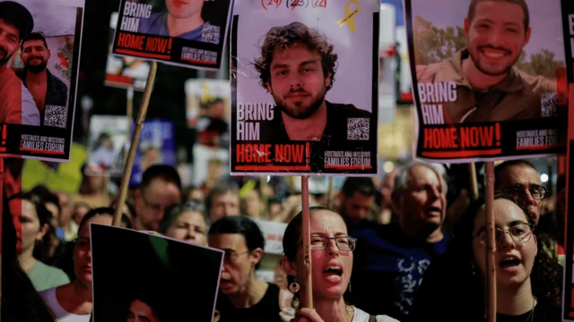 Gazze'deki rehinelerin fotoğraflarının olduğu dövizler.