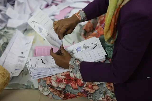 बाङ्ग्लादेशमा भएको निर्वाचनको मतगणना गरिँदै