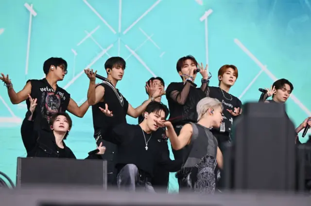 글래스톤베리 공연하는 세븐