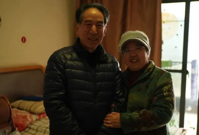 Les Fengs dans leur chambre au Sunshine Care Home