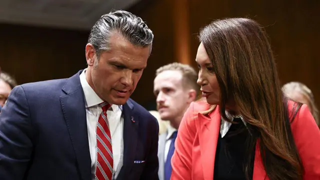 ABD Savunma Bakanı Pete Hegseth, 21 Temmuz 2026'da Washington DC'deki Capitol Hill'de bulunan Dirksen Senato Ofis Binası'nda düzenlenen Senato Ödenekler Komitesi oturumunda ifade verdikten sonra Tarım Bakanı Brooke Rollins ile konuşuyor.