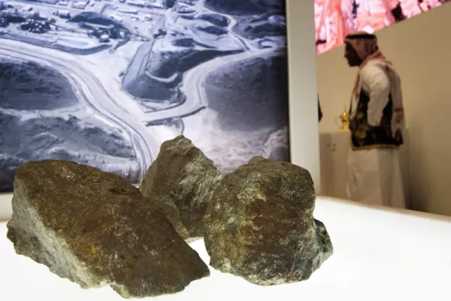 عينات من النحاس معروضة في جناح الشركة السعودية للتعدين في معرض إندابا في أفريقيا