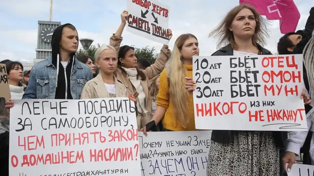 Митинг в поддержку сестер Хачатурян в Санкт-Петербурге
