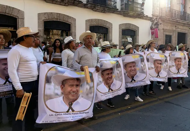 Seguidores del fallecido alcalde Carlos Manzo se reúnen frente al Congreso del Estado de Michoacán durante la ceremonia de juramentación de su esposa, Grecia Quiroz, como alcaldesa de Uruapan, en Morelia, Estado de Michoacán, México, el 5 de noviembre de 2025.