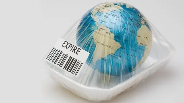 Globo terráqueo empacado y con marquilla de barras y palabra "Expira".
