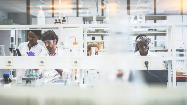 Foto genérica de pesquisadores em um laboratório