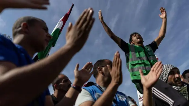 వాలంటీర్లు, ఎన్‌జీఓ స్టాఫ్