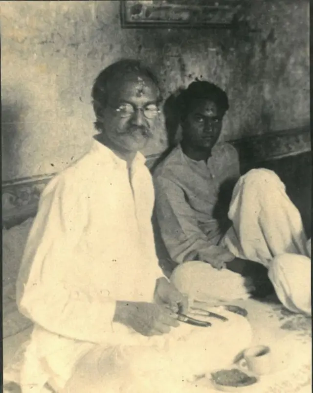 ગિજુભાઈ તેમના પુત્ર નરેન્દ્ર (બચુભાઈ) સાથે 