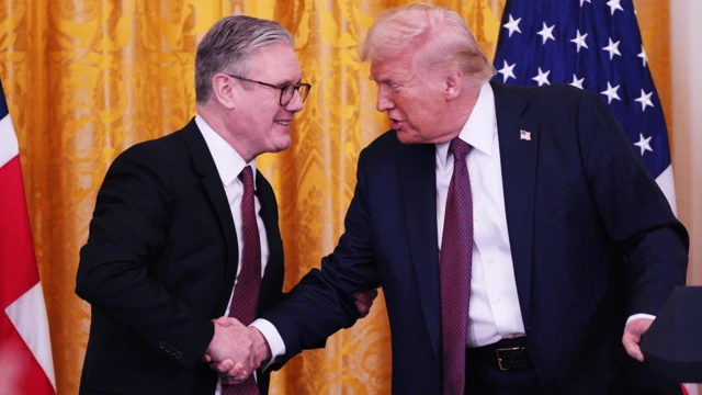 Прем’єр-міністр Великої Британії Кір Стармер і президент США Дональд Трамп тиснуть один одному руки на спільній пресконференції в Східній залі Білого дому 27 лютого 2025 року у Вашингтоні, округ Колумбія
