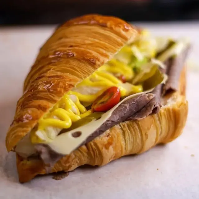 كرواسان بقطع اللحم والجبن والطماطم والخردل