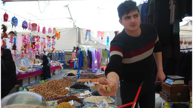 Saşı Pazarı'nda bir tezgahtar