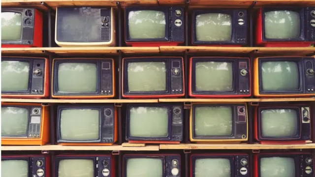 Aparelhos de televisão enfileirados