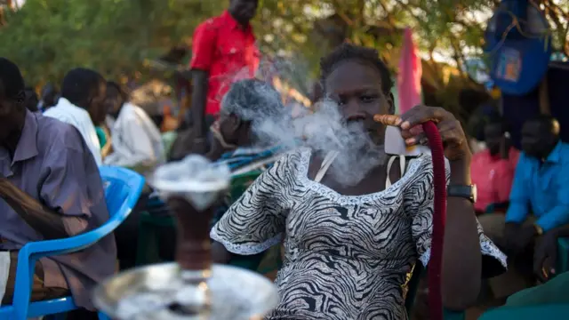 Woman dey smoke shisha