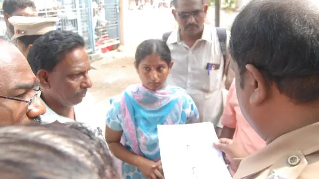 ஹால் டிக்கெட் குழப்பத்தால் தேர்வு எழுதும் வாய்ப்பை இழந்ததாகக் கூறப்படும் மாணவி ஜீவிதா.