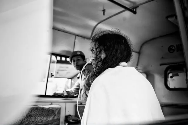 Иром Шармила на пути в суд, где раз в две недели она должна была подтверждать, что продолжает протест и голодовку. Фото сделано 13 июня 2013 года