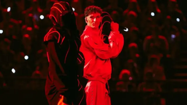 Сценография литовской хаус-композиции Luktelk в исполнении Silvester Belt напоминала футуристическую антиутопию