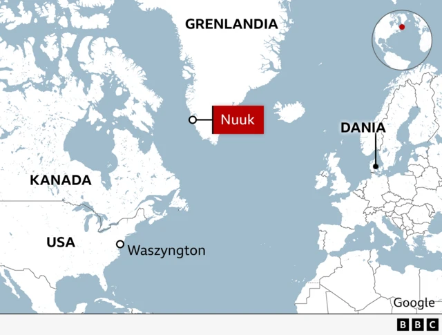 Mapa pokazująca położenie Grenlandii względem Kanady, Stanów Zjednoczonych i Danii, z zaznaczonym Nuuk jako stolicą Grenlandii. Wklejony globus wskazuje położenie Grenlandii w regionie Arktyki.