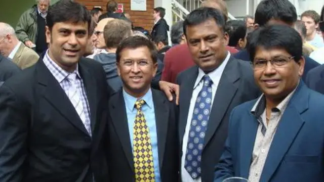 ભૂતપૂર્વ ભારતીય વિકેટકીપર સાથે અતુલ બેદાડે (ડાબેથી ત્રીજા)