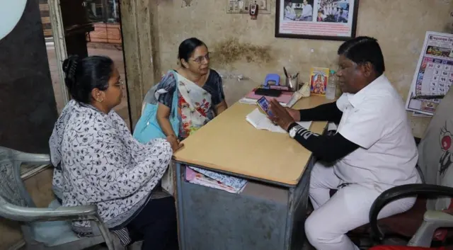 લાશોની ઓળખ માટે મૃતકોના ફોટાનું પ્રદર્શન યોજવામાં આવે છે